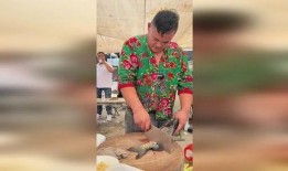 小胖爆料捣鱼刺的视频,捣鱼刺美食制作全过程